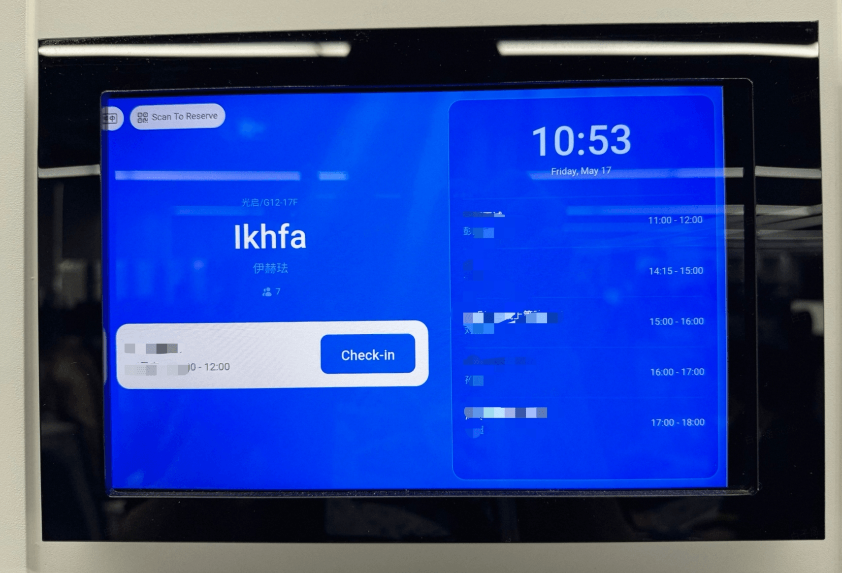 出血遮挡 — 物理外壳遮挡 UI 边缘示例